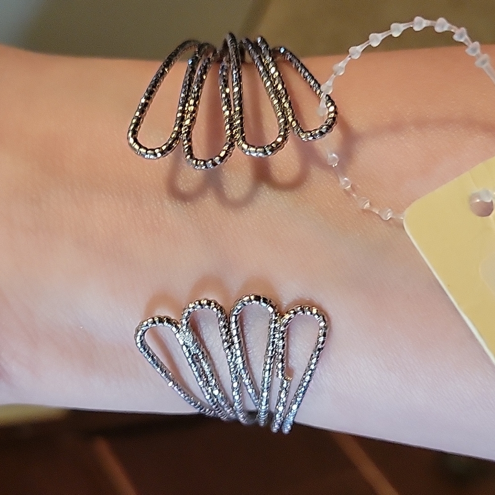 SLIVER BRACELET slide on with fan closure. Adjustable